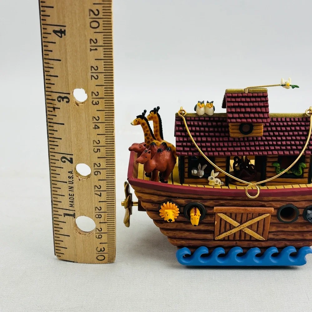 Hallmark Noah's Ark‎ Christmas Keepsake Ornament Hand Crank Movement 2004
